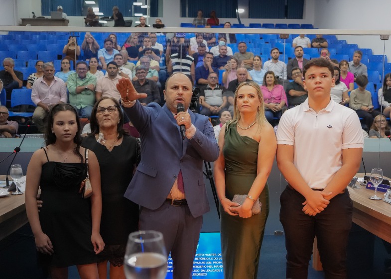 Advogado H�ber Tiburtino toma posse como vereador na C�mara Municipal de Patos
