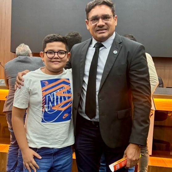 Voto de aplauso: Jnior Contigo homenageia professora e aluno classificados para etapa nacional de conferncia ambiental