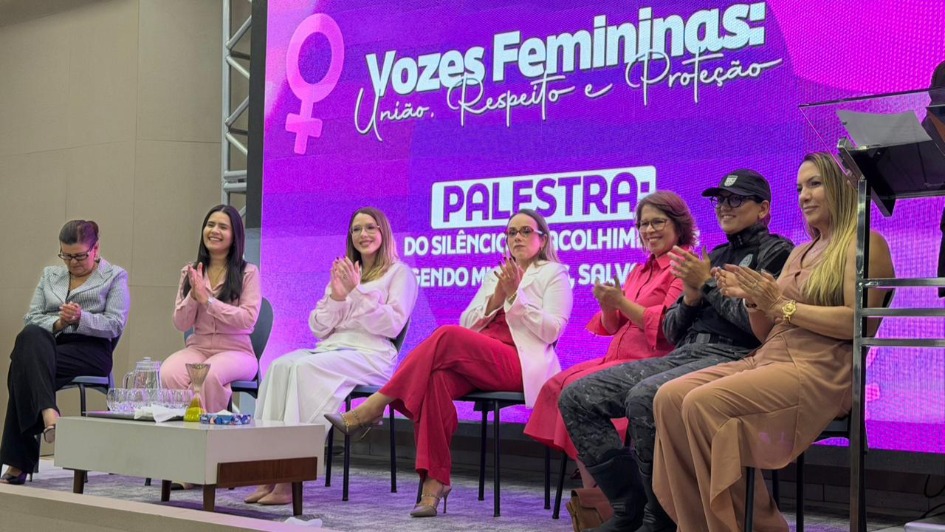 C�mara Municipal marca presen�a em evento �Vozes Femininas� e refor�a compromisso com a prote��o das mulheres em Patos